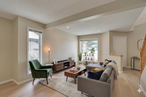 6 Somerset Close Sw, Calgary, AB - Indoor Photo Showing Living Room