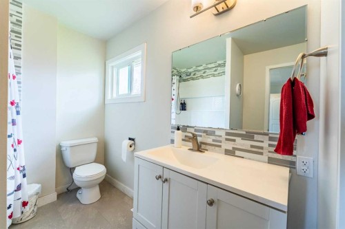 370 16 Avenue, Diamond Valley, AB - Indoor Photo Showing Bathroom