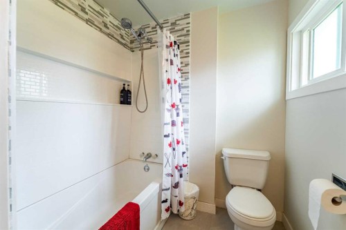 370 16 Avenue, Diamond Valley, AB - Indoor Photo Showing Bathroom