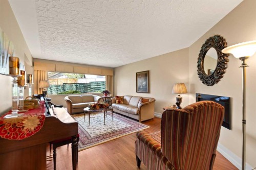 55 Kelvin Place Sw, Calgary, AB - Indoor Photo Showing Living Room