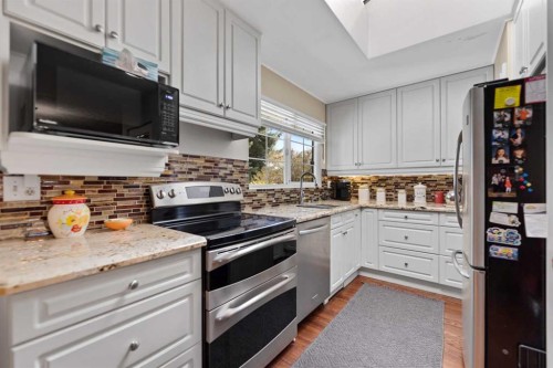 55 Kelvin Place Sw, Calgary, AB - Indoor Photo Showing Kitchen