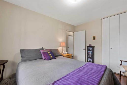 55 Kelvin Place Sw, Calgary, AB - Indoor Photo Showing Bedroom