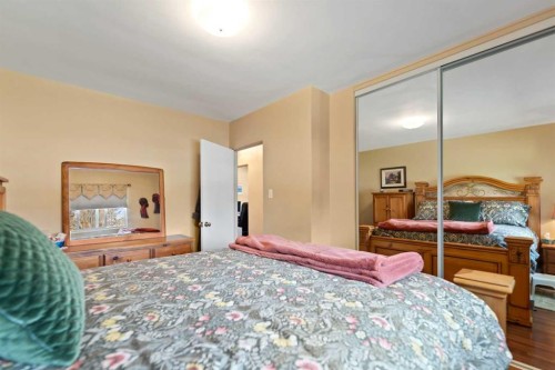 55 Kelvin Place Sw, Calgary, AB - Indoor Photo Showing Bedroom