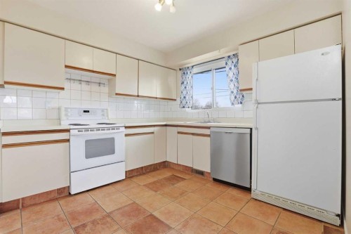 140 Fyffe Road Se, Calgary, AB - Indoor Photo Showing Kitchen