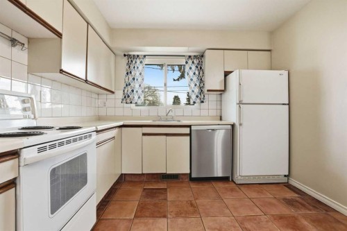 140 Fyffe Road Se, Calgary, AB - Indoor Photo Showing Kitchen