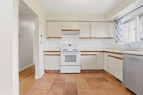 140 Fyffe Road Se, Calgary, AB - Indoor Photo Showing Kitchen