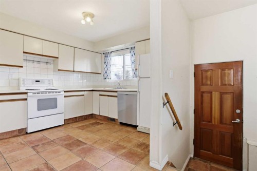 140 Fyffe Road Se, Calgary, AB - Indoor Photo Showing Kitchen