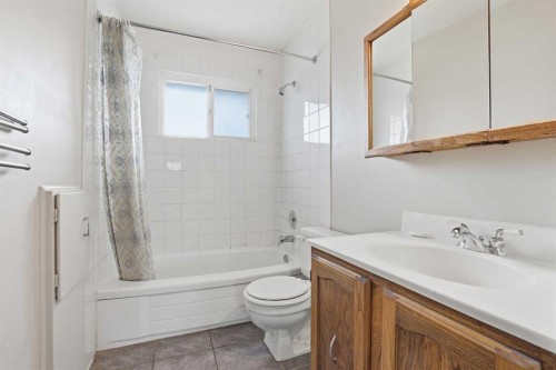 140 Fyffe Road Se, Calgary, AB - Indoor Photo Showing Bathroom