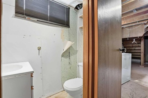 140 Fyffe Road Se, Calgary, AB - Indoor Photo Showing Bathroom
