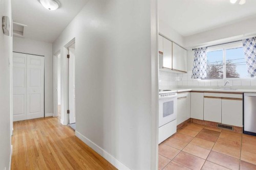 140 Fyffe Road Se, Calgary, AB - Indoor Photo Showing Kitchen
