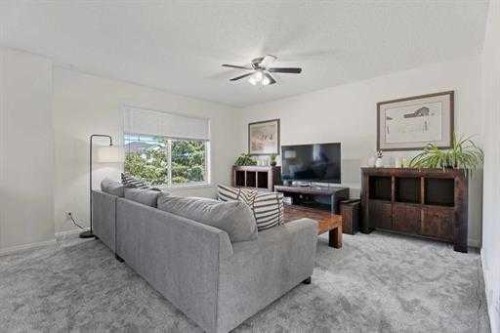 529 Railway Avenue, Langdon, AB - Indoor Photo Showing Living Room