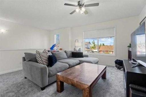529 Railway Avenue, Langdon, AB - Indoor Photo Showing Living Room