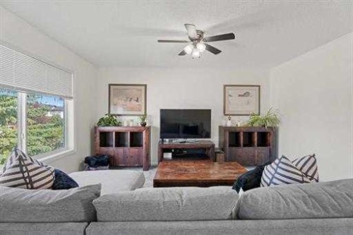 529 Railway Avenue, Langdon, AB - Indoor Photo Showing Living Room