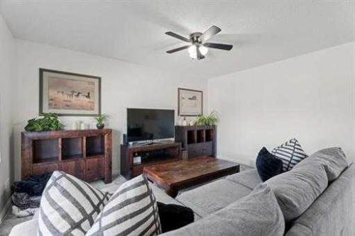 529 Railway Avenue, Langdon, AB - Indoor Photo Showing Living Room