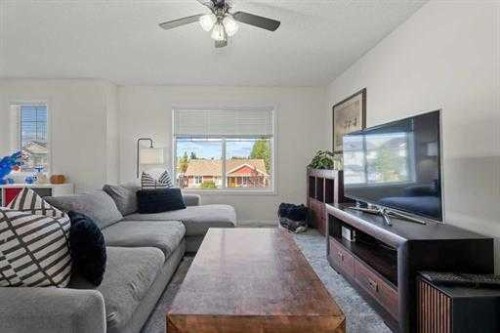 529 Railway Avenue, Langdon, AB - Indoor Photo Showing Living Room