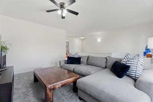 529 Railway Avenue, Langdon, AB - Indoor Photo Showing Living Room