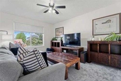 529 Railway Avenue, Langdon, AB - Indoor Photo Showing Living Room