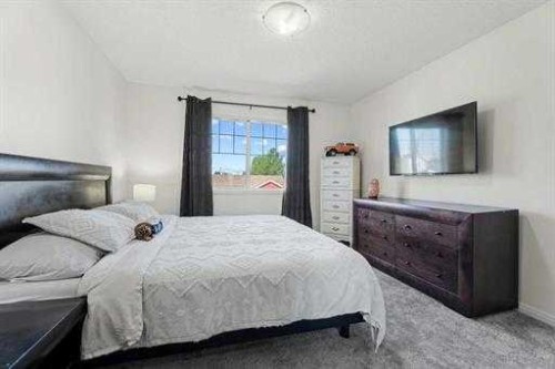 529 Railway Avenue, Langdon, AB - Indoor Photo Showing Bedroom