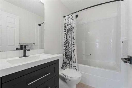 529 Railway Avenue, Langdon, AB - Indoor Photo Showing Bathroom