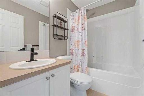 529 Railway Avenue, Langdon, AB - Indoor Photo Showing Bathroom