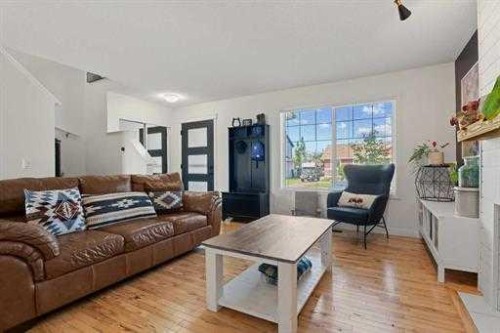 529 Railway Avenue, Langdon, AB - Indoor Photo Showing Living Room