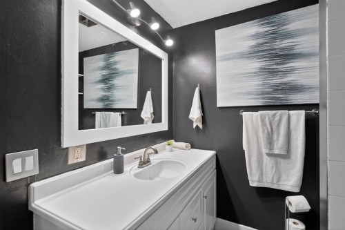 1 Templemont Road Ne, Calgary, AB - Indoor Photo Showing Bathroom