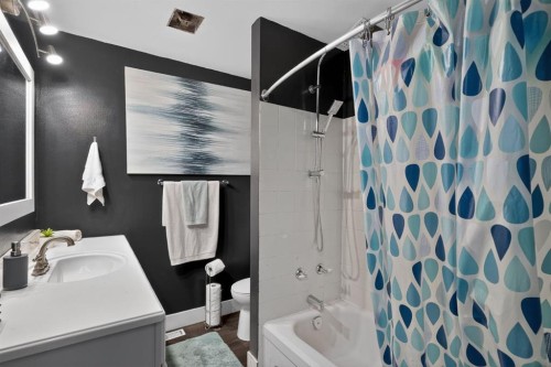 1 Templemont Road Ne, Calgary, AB - Indoor Photo Showing Bathroom