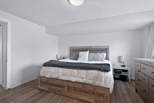 1 Templemont Road Ne, Calgary, AB - Indoor Photo Showing Bedroom