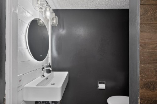 1 Templemont Road Ne, Calgary, AB - Indoor Photo Showing Bathroom
