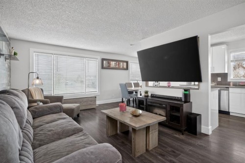 1 Templemont Road Ne, Calgary, AB - Indoor Photo Showing Living Room