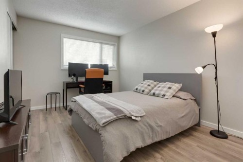 108-3500 Varsity Drive Nw, Calgary, AB - Indoor Photo Showing Bedroom