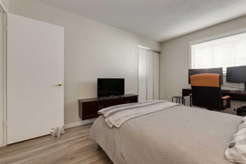 108-3500 Varsity Drive Nw, Calgary, AB - Indoor Photo Showing Bedroom