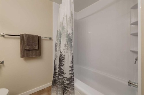 108-3500 Varsity Drive Nw, Calgary, AB - Indoor Photo Showing Bathroom