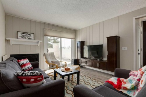 108-3500 Varsity Drive Nw, Calgary, AB - Indoor Photo Showing Living Room