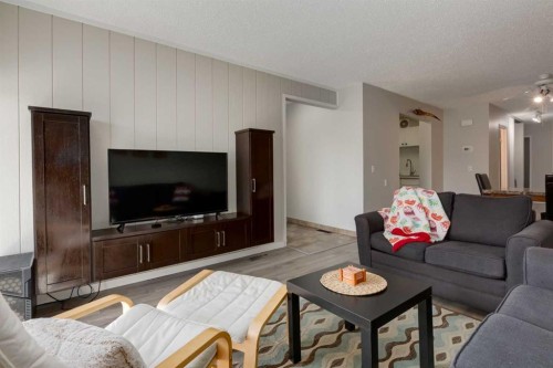 108-3500 Varsity Drive Nw, Calgary, AB - Indoor Photo Showing Living Room