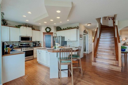 40 Springbank Bay Sw, Calgary, AB - Indoor Photo Showing Kitchen