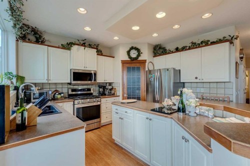 40 Springbank Bay Sw, Calgary, AB - Indoor Photo Showing Kitchen