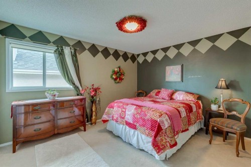 40 Springbank Bay Sw, Calgary, AB - Indoor Photo Showing Bedroom