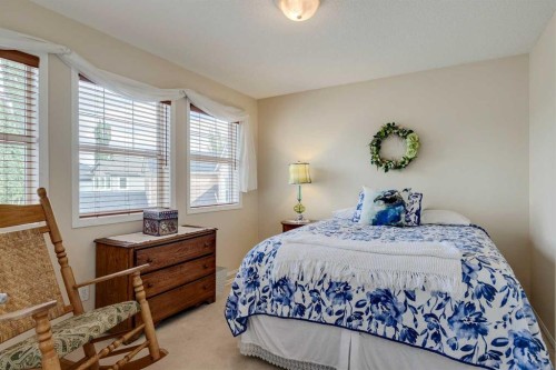 40 Springbank Bay Sw, Calgary, AB - Indoor Photo Showing Bedroom
