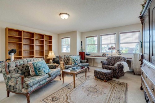 40 Springbank Bay Sw, Calgary, AB - Indoor Photo Showing Living Room