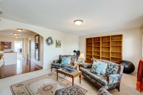 40 Springbank Bay Sw, Calgary, AB - Indoor Photo Showing Living Room