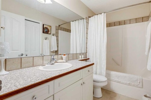40 Springbank Bay Sw, Calgary, AB - Indoor Photo Showing Bathroom