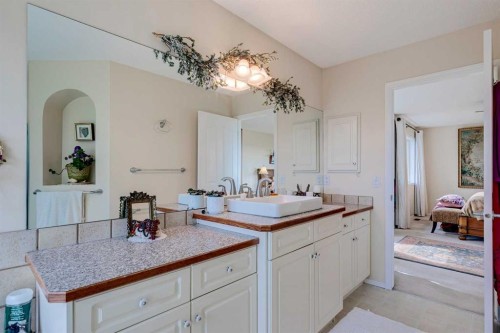 40 Springbank Bay Sw, Calgary, AB - Indoor Photo Showing Bathroom