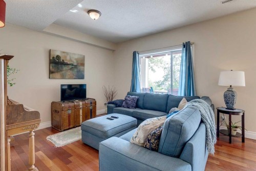 40 Springbank Bay Sw, Calgary, AB - Indoor Photo Showing Living Room