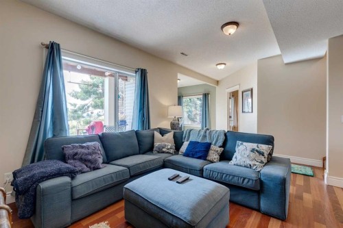 40 Springbank Bay Sw, Calgary, AB - Indoor Photo Showing Living Room