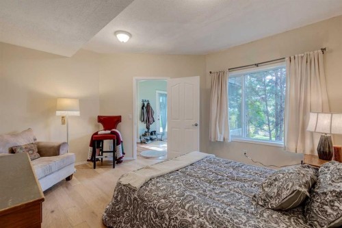 40 Springbank Bay Sw, Calgary, AB - Indoor Photo Showing Bedroom
