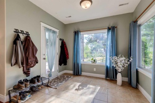 40 Springbank Bay Sw, Calgary, AB - Indoor Photo Showing Other Room