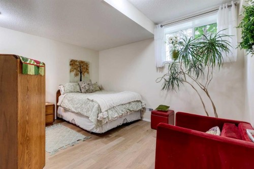 40 Springbank Bay Sw, Calgary, AB - Indoor Photo Showing Bedroom