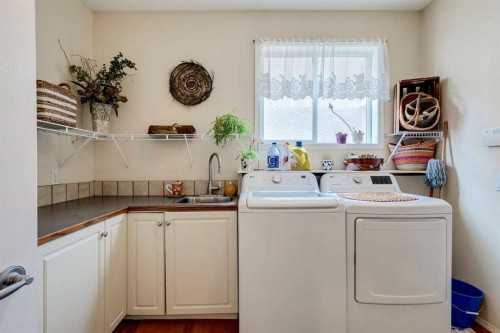40 Springbank Bay Sw, Calgary, AB - Indoor Photo Showing Laundry Room
