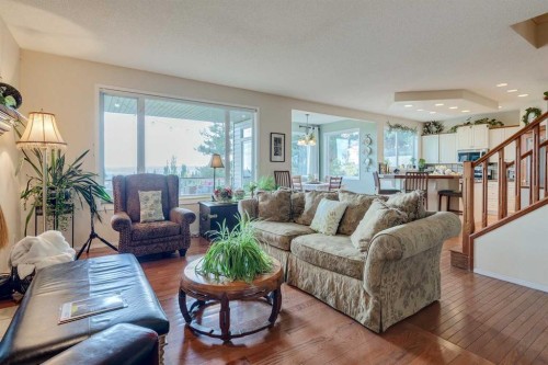 40 Springbank Bay Sw, Calgary, AB - Indoor Photo Showing Living Room